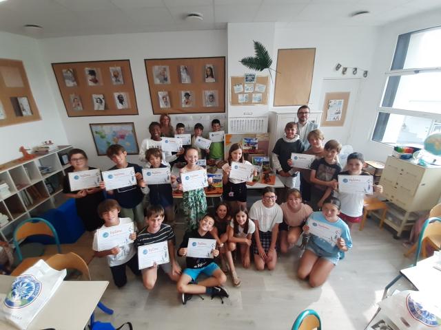 Photo de groupe des lauréats avec leur enseignante, Mme Candide Wzorek et le directeur de l'ONaCVG 49